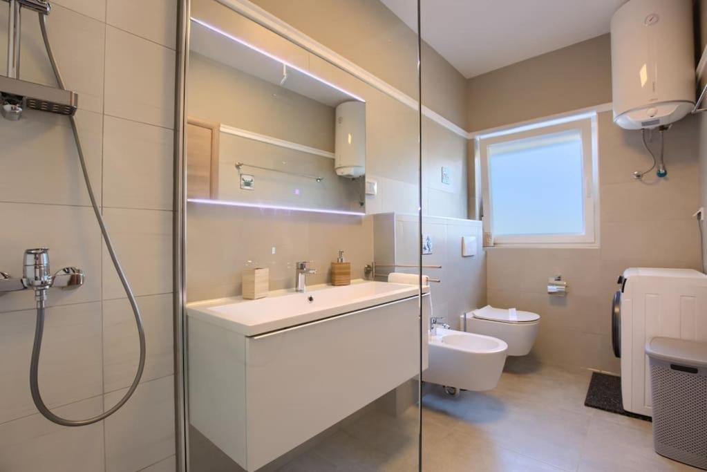 Apartment Sunrise Fuer 6 Personen In Pula-Stinjan מראה חיצוני תמונה