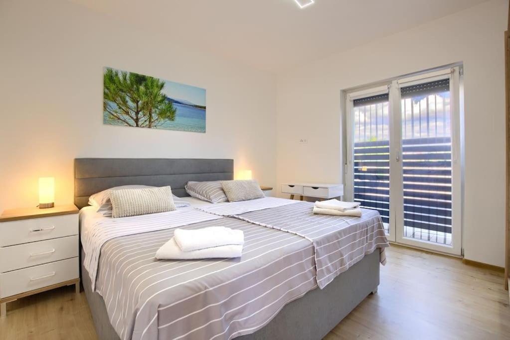 Apartment Sunrise Fuer 6 Personen In Pula-Stinjan מראה חיצוני תמונה